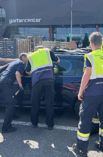 2 Kinder bei Hitze durch Feuerwehr in Villach aus Pkw gerette